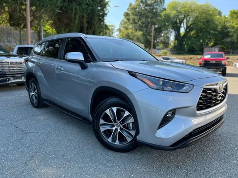 Used 2023 Toyota Highlander XLE FWD image 24