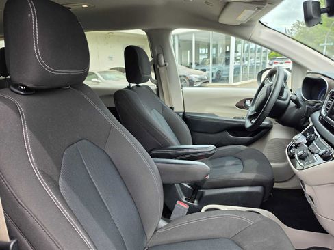 Used 2023 Chrysler Voyager LX FWD image 9