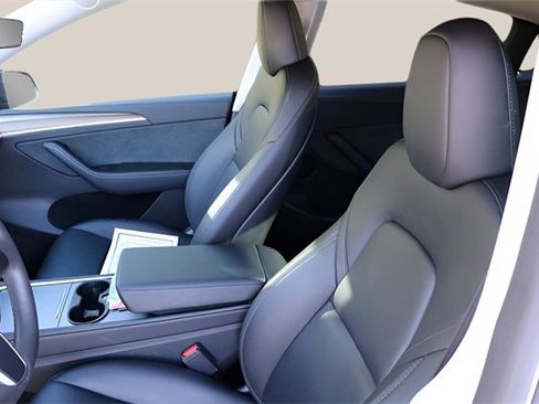 Used 2023 Tesla Model Y Performance image 9