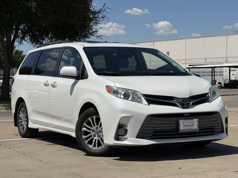 Used 2020 Toyota Sienna XLE w/ XLE Navigation Package FWD image 2