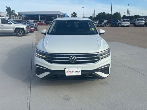 Used 2022 Volkswagen Tiguan SE w/ Panoramic Sunroof Package AWD/4WD image 10