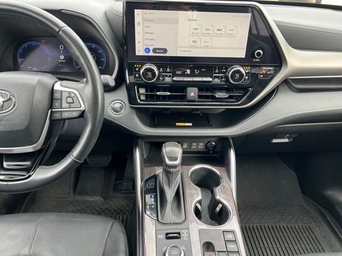 Used 2023 Toyota Highlander L image 15