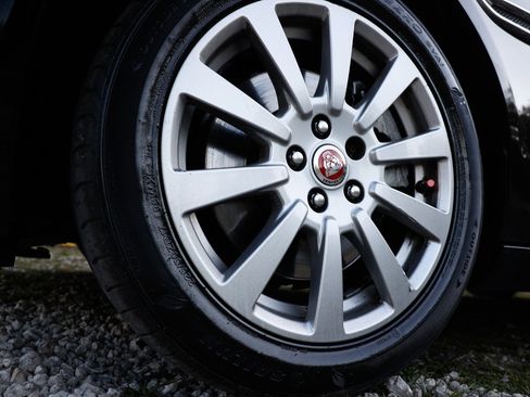 Used 2019 Jaguar XE image 25