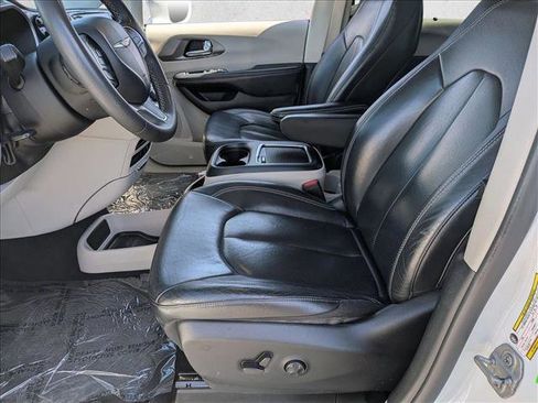 Used 2022 Chrysler Pacifica Touring-L image 21