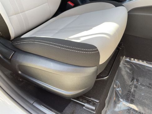 Used 2024 Hyundai Venue SEL FWD image 2