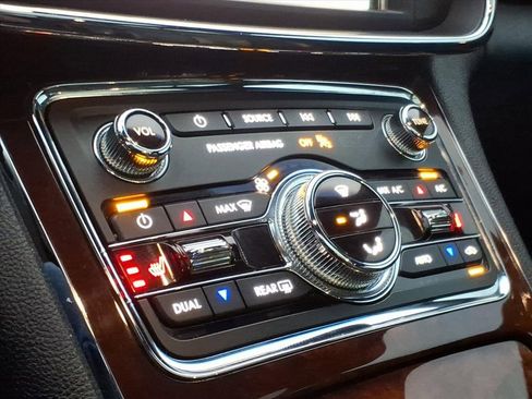 Used 2017 Lincoln Continental Select image 20