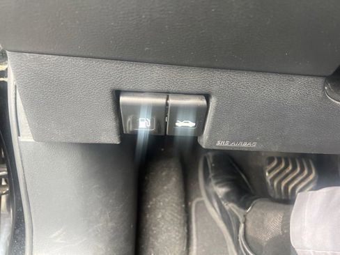 Used 2020 Nissan Versa SR w/ Convenience Package image 11