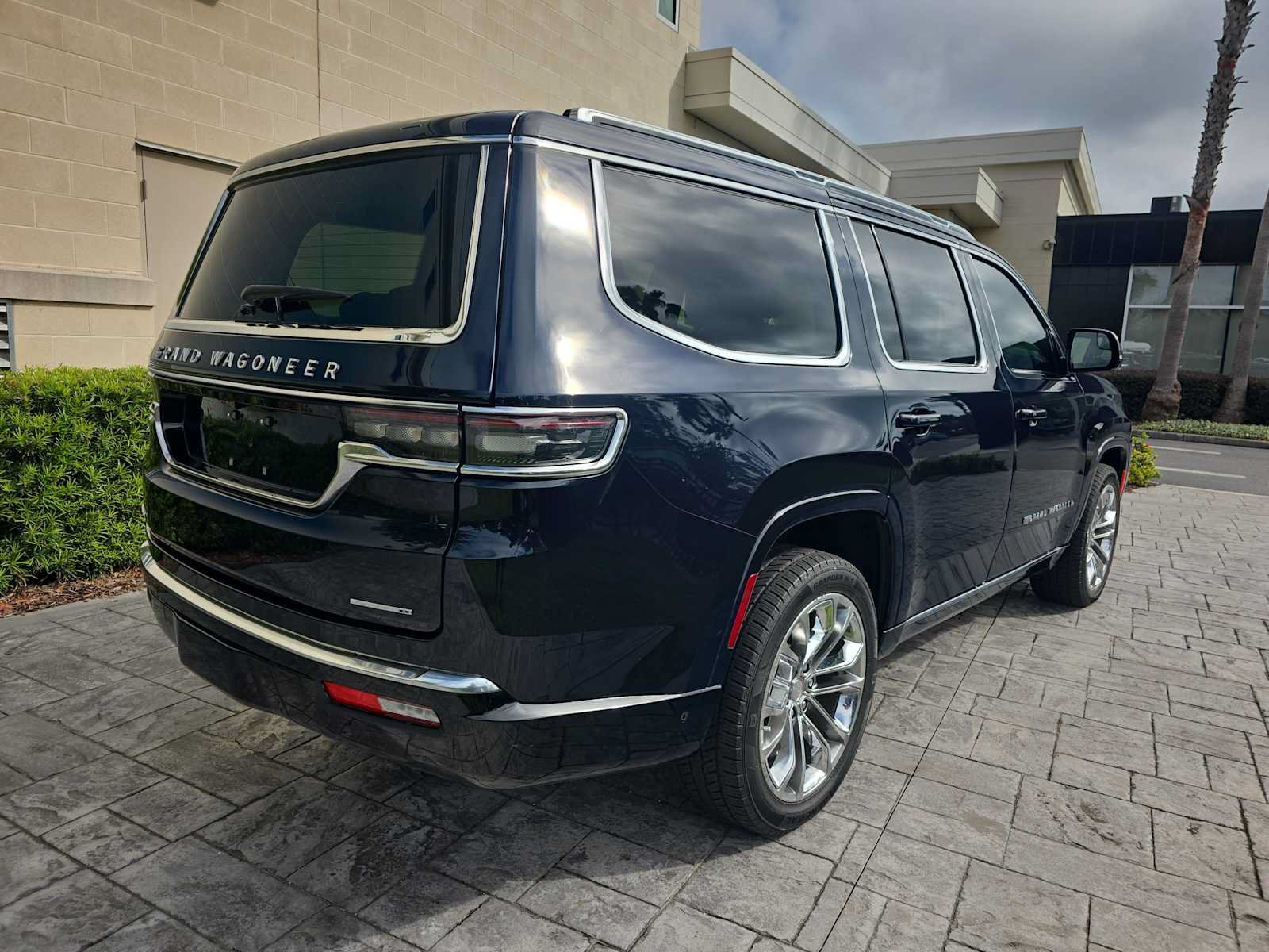 Used 2023 Jeep Grand Wagoneer Series II AWD/4WD image 3