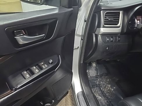 Used 2019 Toyota Highlander XLE AWD/4WD image 28
