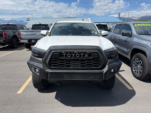 Used 2019 Toyota Tacoma TRD Off-Road w/ Technology Package AWD/4WD image 2