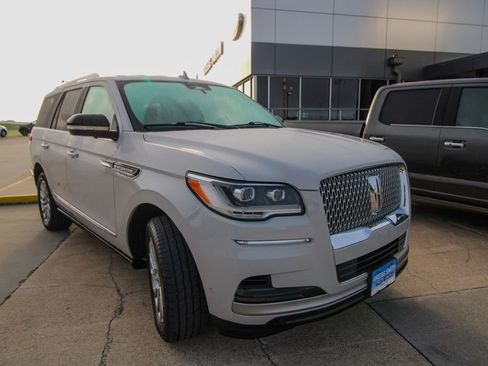 Used 2022 Lincoln Navigator 4WD image 2