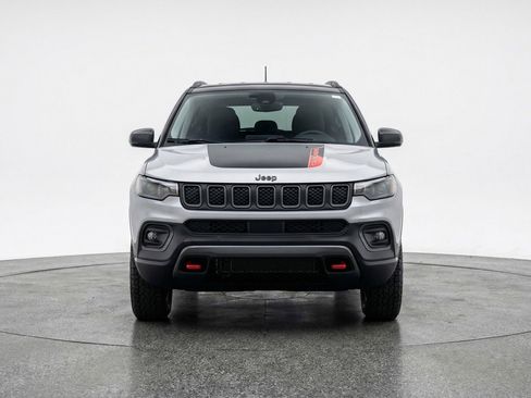 Used 2025 Jeep Compass Trailhawk image 2