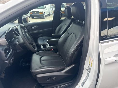 Used 2025 Chrysler Pacifica Select image 14