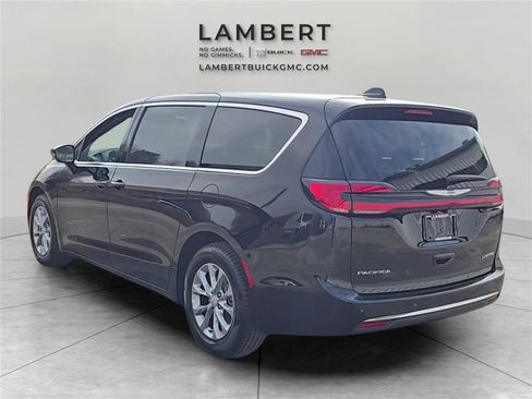 Used 2026 Chrysler Pacifica Limited image 8