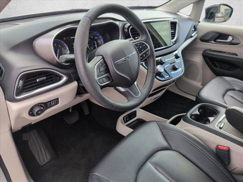 Used 2024 Chrysler Pacifica Touring-L image 10