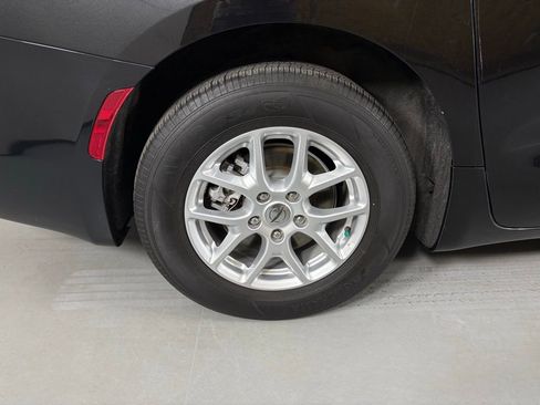 Used 2023 Chrysler Voyager LX image 13