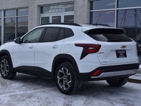 Used 2025 Chevrolet Trax LT w/ LT Convenience Package image 4