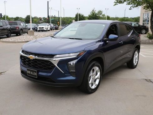 Used 2024 Chevrolet Trax LS w/ LS Convenience Package FWD image 3