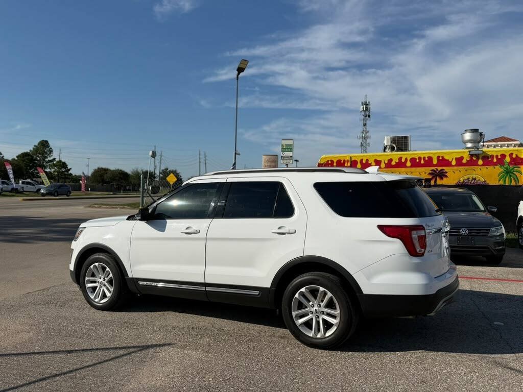 Used 2017 Ford Explorer XLT w/ Equipment Group 201A FWD image 20