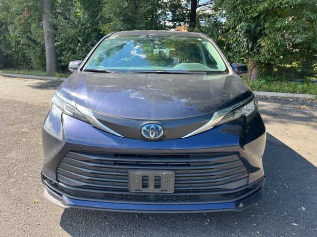 Used 2023 Toyota Sienna LE FWD image 2