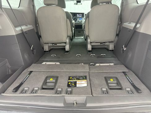 Used 2020 Toyota Sienna L image 22