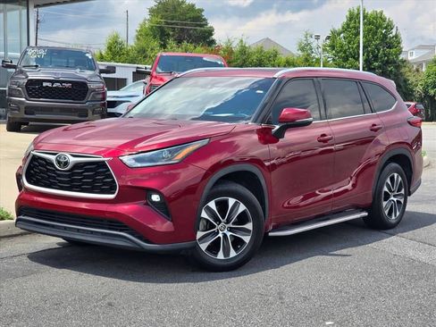 Used 2021 Toyota Highlander XLE FWD image 2