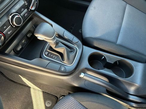 Used 2025 Kia Soul LX w/ LX Technology Package FWD image 34