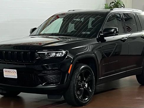 Used 2023 Jeep Grand Cherokee Altitude AWD/4WD image 7