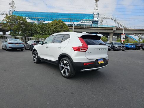 Used 2025 Volvo XC40 B5 Plus AWD/4WD image 7