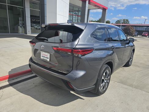 Used 2022 Toyota Highlander XLE image 3