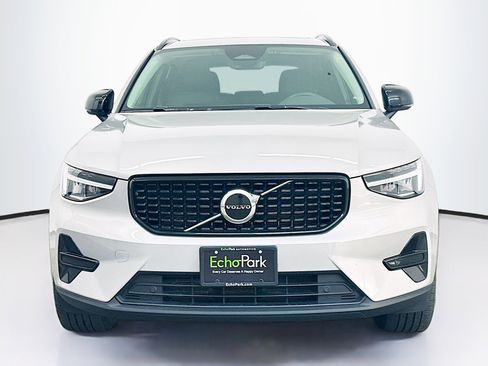 Used 2024 Volvo XC40 B5 Core w/ Climate Package image 2