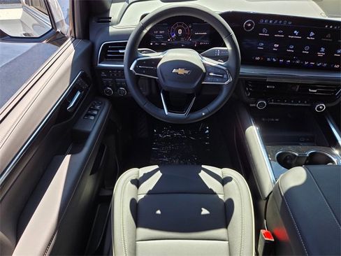 New 2025 Chevrolet Suburban Premier image 8