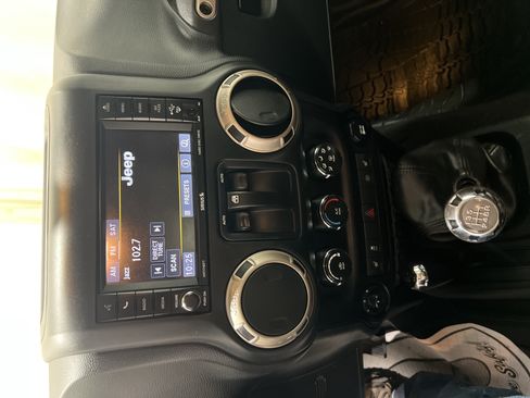Used 2016 Jeep Wrangler Sahara AWD/4WD image 9