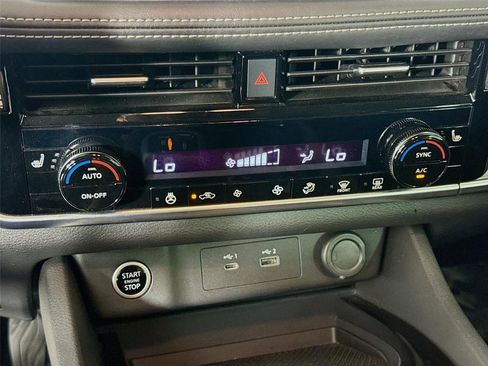 Certified 2021 Nissan Rogue SV w/ Premium Package FWD image 17