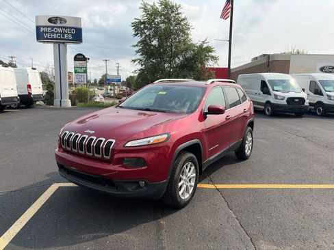 Used 2017 Jeep Cherokee Latitude w/ Comfort & Convenience Group AWD/4WD image 1