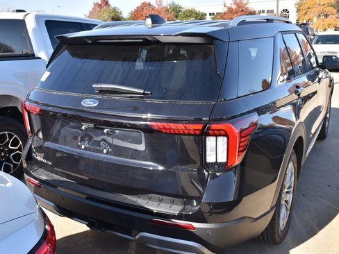 Certified 2025 Ford Explorer Platinum image 7