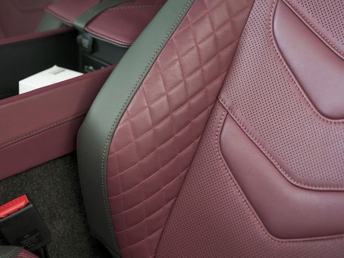 Used 2023 Aston Martin DBS Coupe image 21