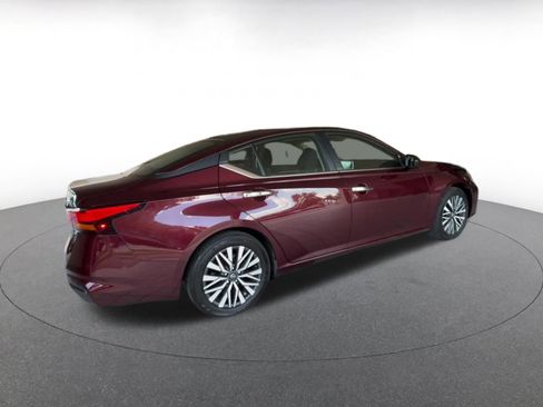 Used 2025 Nissan Altima 2.5 SV FWD image 12