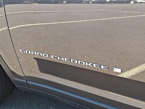 Used 2024 Jeep Grand Cherokee Laredo w/ Luxury Tech Group I AWD/4WD image 19