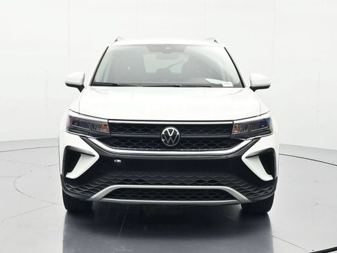 Used 2024 Volkswagen Taos SE FWD image 2