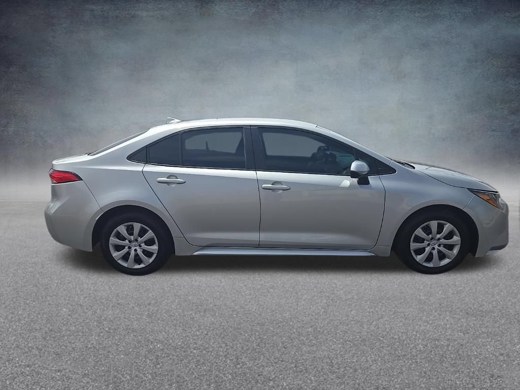 Used 2024 Toyota Corolla LE FWD image 2
