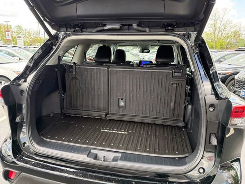 Used 2023 Toyota Highlander XLE AWD/4WD image 19