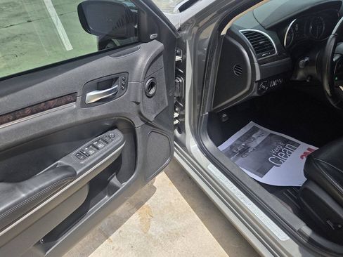 Used 2019 Chrysler 300 Limited RWD image 7