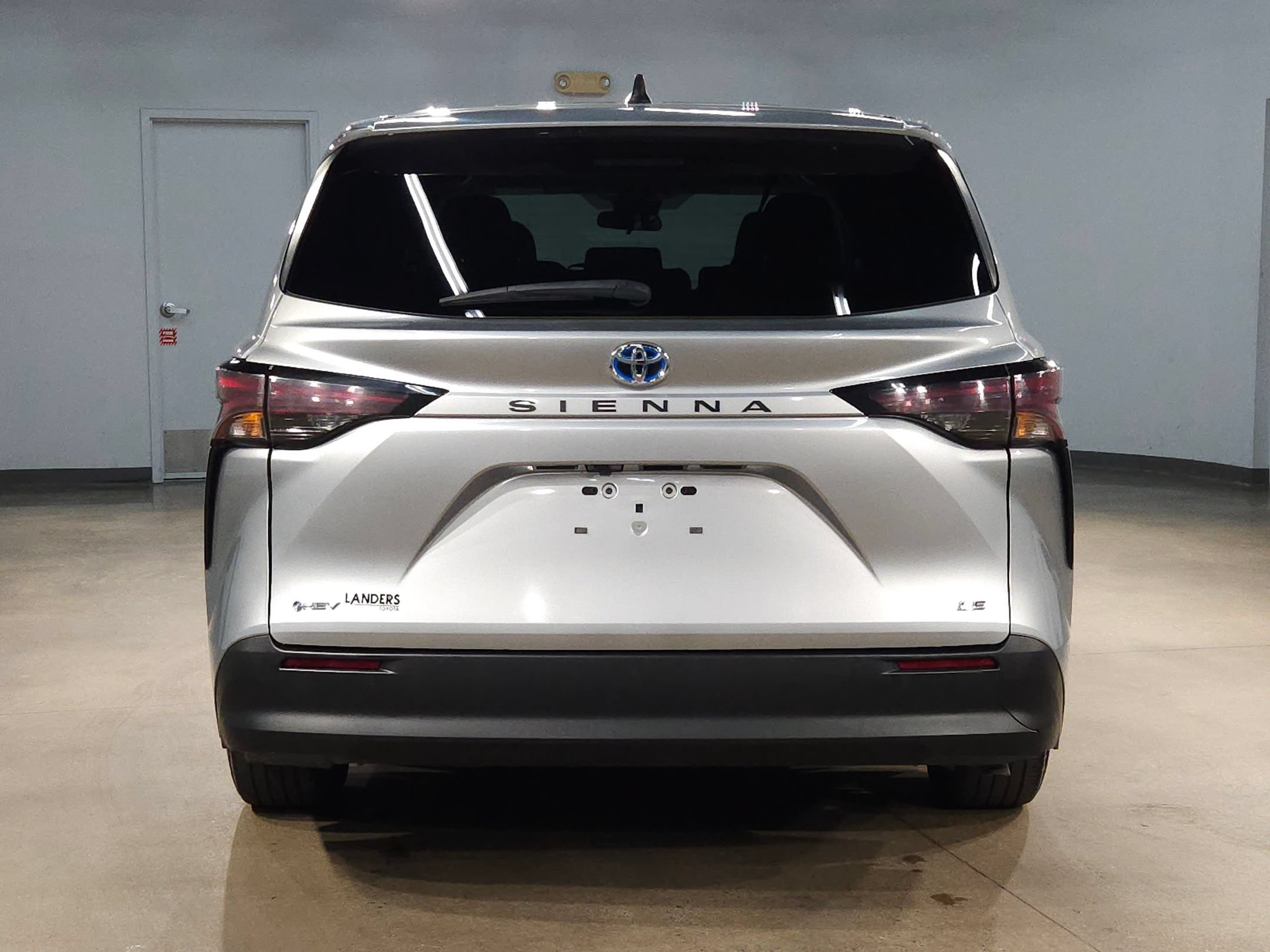 Used 2025 Toyota Sienna LE FWD image 6