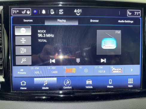 Used 2024 Chrysler Pacifica Touring-L FWD image 23