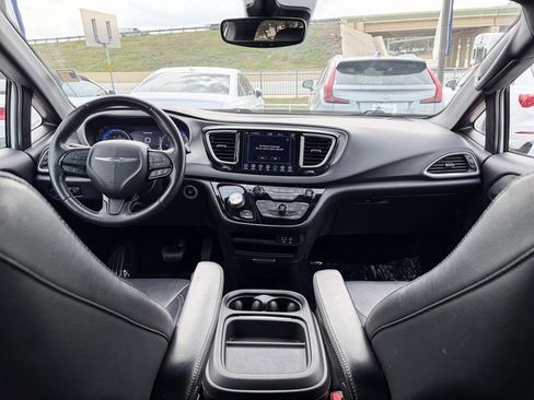 Used 2020 Chrysler Pacifica Touring-L w/ Advanced Safetytec Group image 17