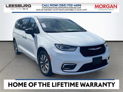 New 2025 Chrysler Pacifica Select