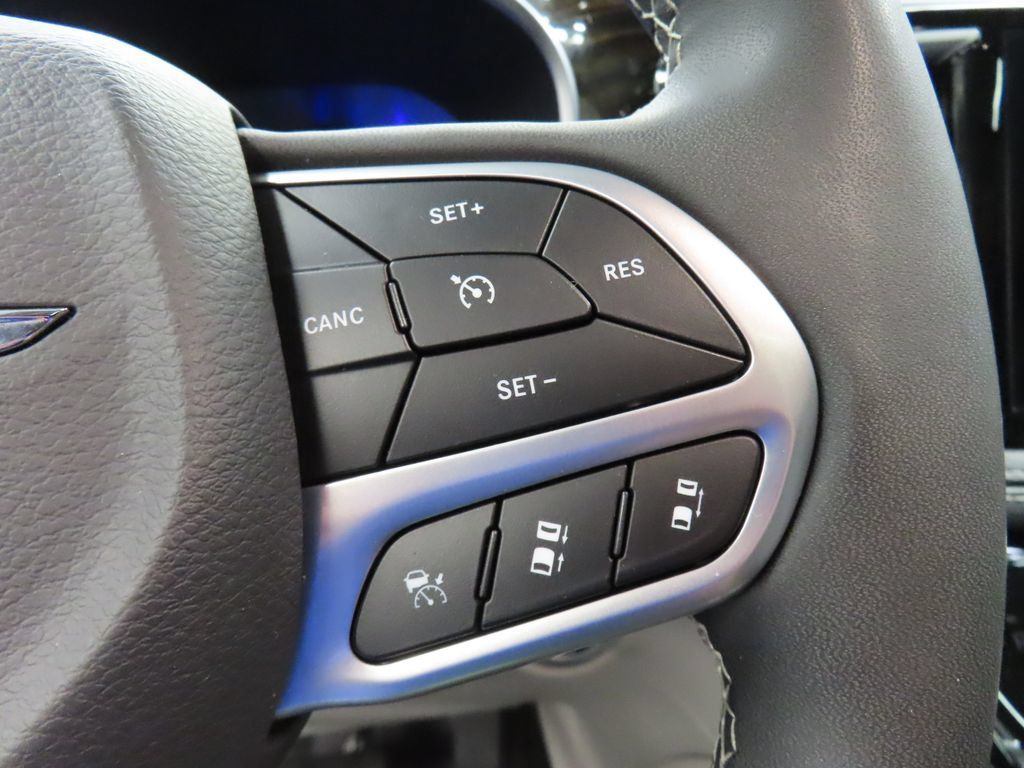 Used 2024 Chrysler Pacifica Limited FWD image 51
