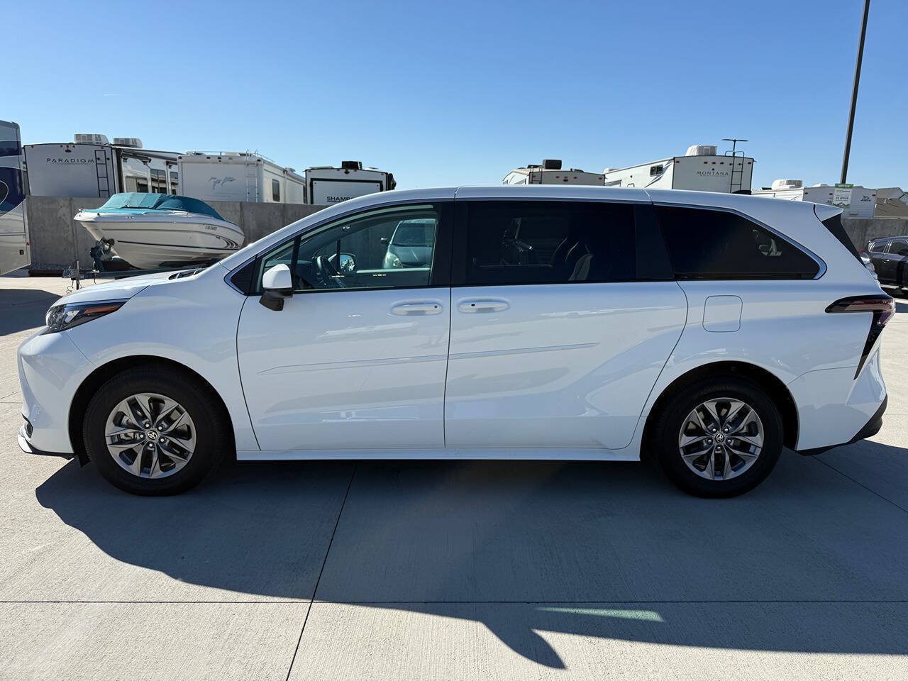 Used 2024 Toyota Sienna LE AWD/4WD image 6
