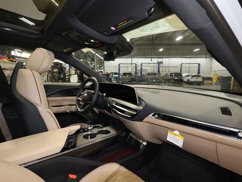 Certified 2025 Cadillac Lyriq Luxury AWD/4WD image 28